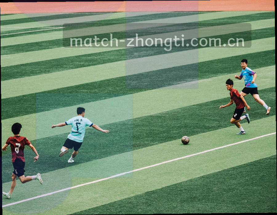 四个递进的方块节点由青色连线串联而成的抽象版本阶梯图形